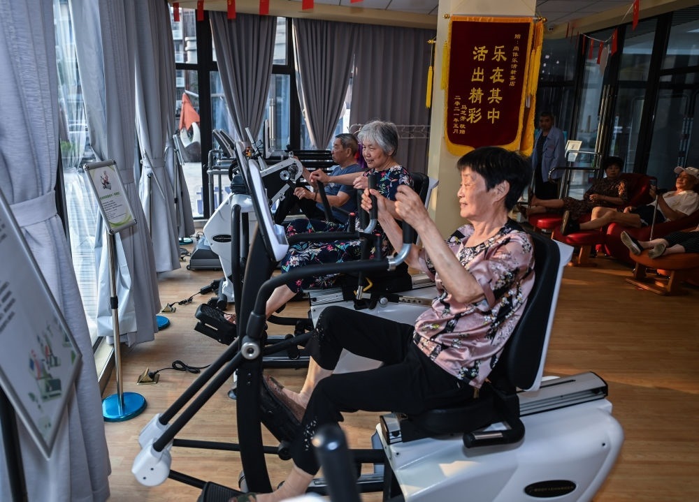 在浙江嘉興市南湖區(qū)新嘉街道電子社區(qū)鄰里中心的長(zhǎng)者運(yùn)動(dòng)健康之家內(nèi)，老人們?cè)谶M(jìn)行器械鍛煉（2023年6月14日攝）。新華社記者 徐昱 攝
