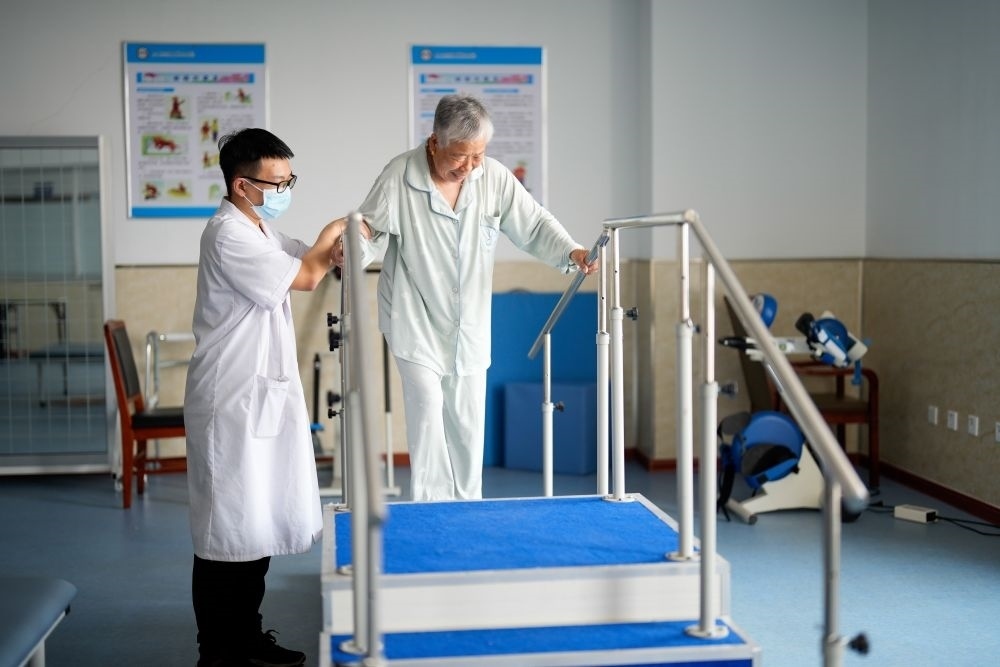 河北省灤南縣一家養(yǎng)老機(jī)構(gòu)的工作人員在指導(dǎo)老人進(jìn)行康復(fù)訓(xùn)練（2023年5月19日攝）。新華社記者 牟宇 攝