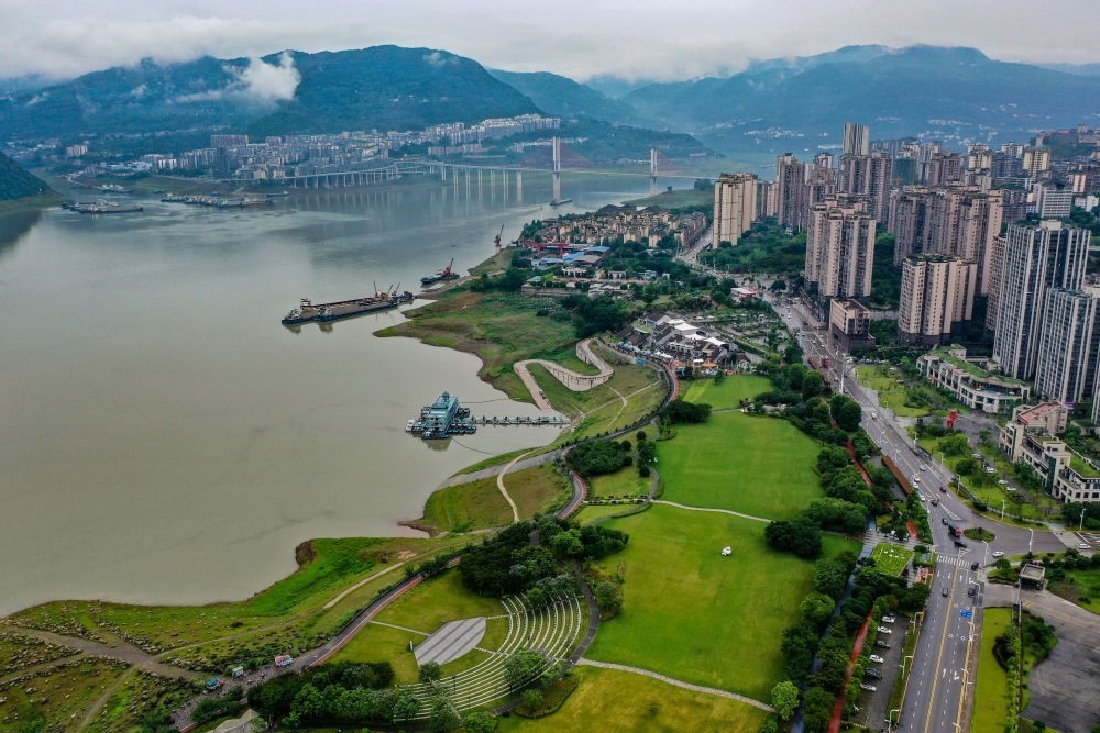 這是2023年6月7日拍攝的位于重慶市云陽(yáng)縣的云陽(yáng)城區(qū)環(huán)湖綠道（無(wú)人機(jī)照片）。當(dāng)?shù)貙⑸鷳B(tài)治理與生態(tài)修復(fù)結(jié)合起來(lái)，兼顧城市旅游和運(yùn)動(dòng)休閑等功能需要，打造環(huán)縣城兩江四岸33公里綠道。新華社記者 唐奕 攝