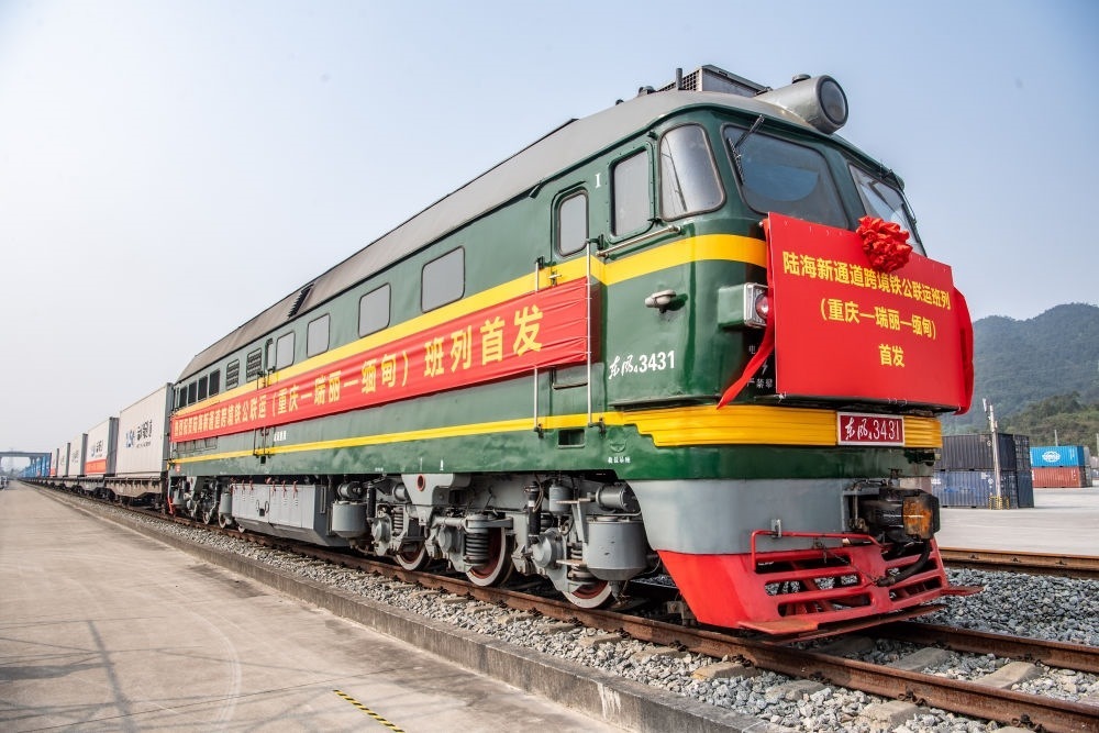 陸海新通道跨境鐵公聯(lián)運(yùn)班列（重慶—瑞麗—緬甸）首發(fā)班列在重慶江津小南埡鐵路物流中心等候發(fā)車（2023年4月3日攝）。新華社記者 唐奕 攝