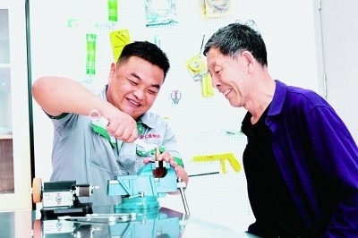 上流佳苑社區(qū)便民服務(wù)中心維修師傅李磊為社區(qū)居民提供服務(wù)。資料圖片