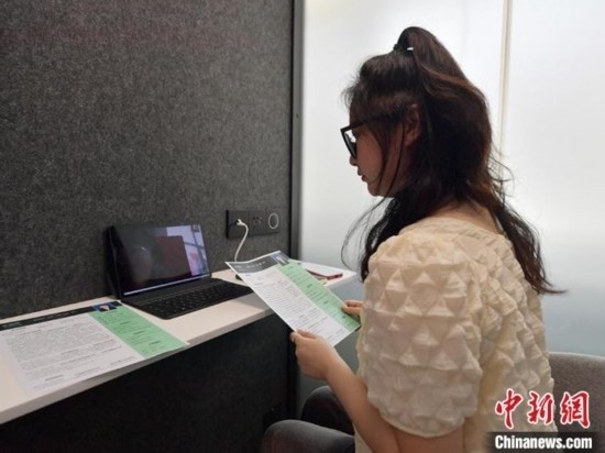 學生通過“云面試空間”進行求職面試。劉棟 攝