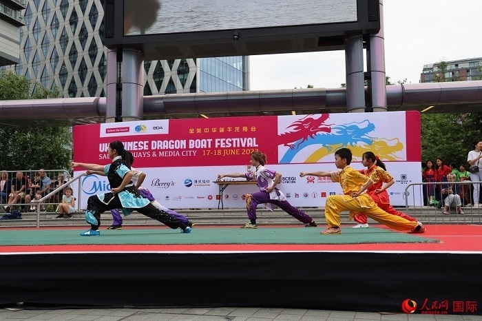 中華武術(shù)表演吸引了眾多英國(guó)觀眾。人民網(wǎng)記者 邢雪攝