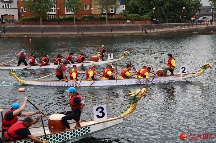 2023全英中華端午龍舟會(huì)比賽現(xiàn)場(chǎng)，幾支隊(duì)伍你追我趕。人民網(wǎng)記者 邢雪攝