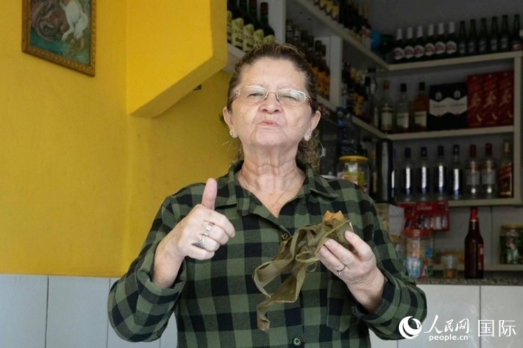 圣瑪塔社區(qū)居民品嘗粽子。王天聰攝