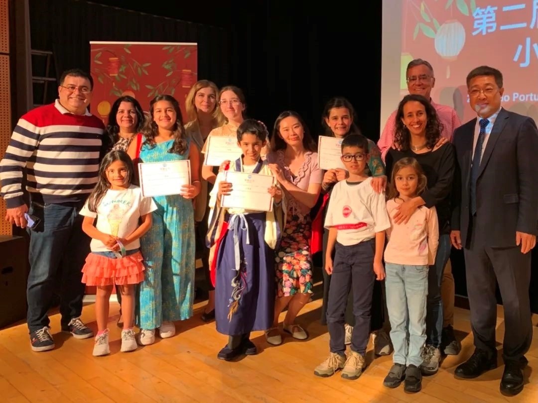 葡萄牙圣托馬斯孔子課堂第二屆“漢語橋”小學(xué)生中文秀比賽。圖片來源：里斯本大學(xué)孔子學(xué)院公眾號(hào)。