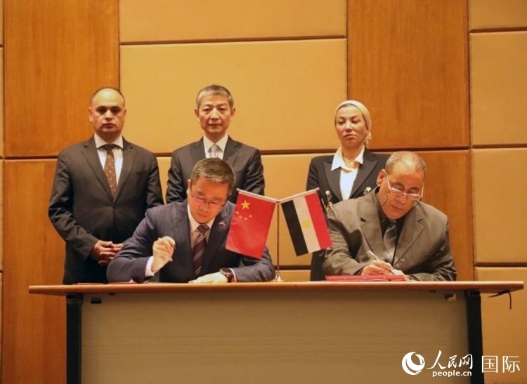 中國駐埃及使館公使張朝陽與埃環(huán)境事務(wù)署工程和項目管理局局長阿卜杜勒阿齊茲簽署交接證書。沈小曉攝