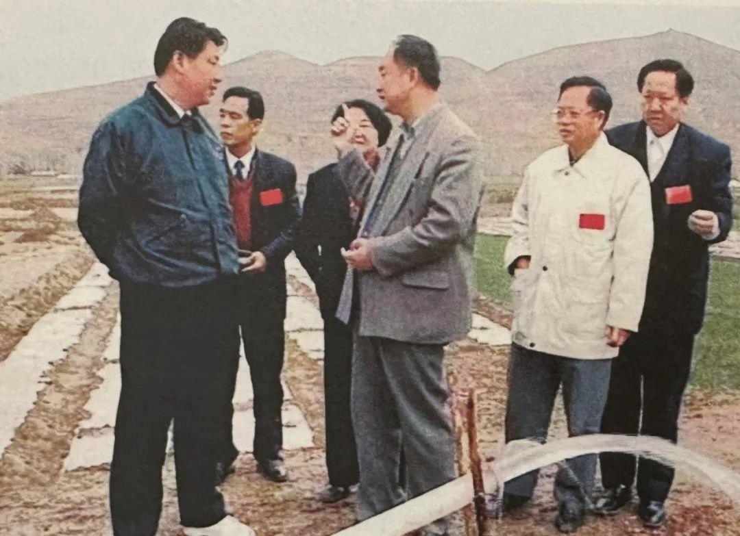 △1997年4月20日，習(xí)近平在寧夏固原市隆德縣調(diào)研。