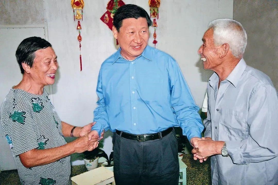 △2006年9月21日，習(xí)近平在浙江省舟山市普陀區(qū)東極鎮(zhèn)看望當(dāng)?shù)貪O民。