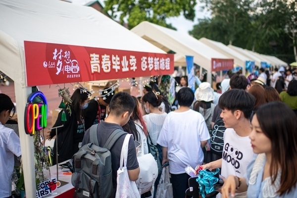 市集現(xiàn)場。人民網(wǎng)記者 翁奇羽攝