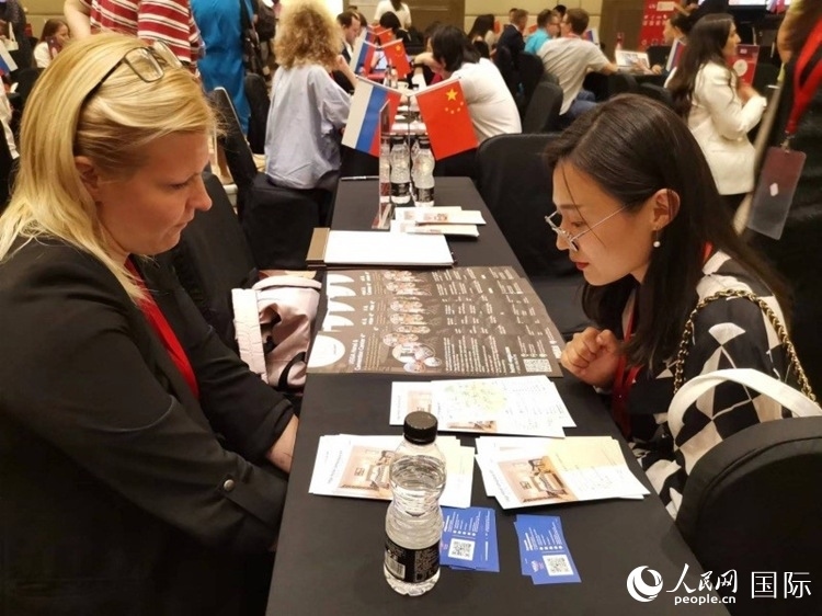 中俄旅游行業(yè)代表在北京路演活動(dòng)現(xiàn)場(chǎng)面對(duì)面溝通。人民網(wǎng)記者 楊倩攝