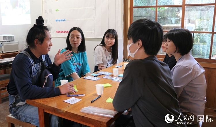 通過(guò)卡片游戲，模擬如何解決海洋垃圾問(wèn)題。人民網(wǎng) 許可攝