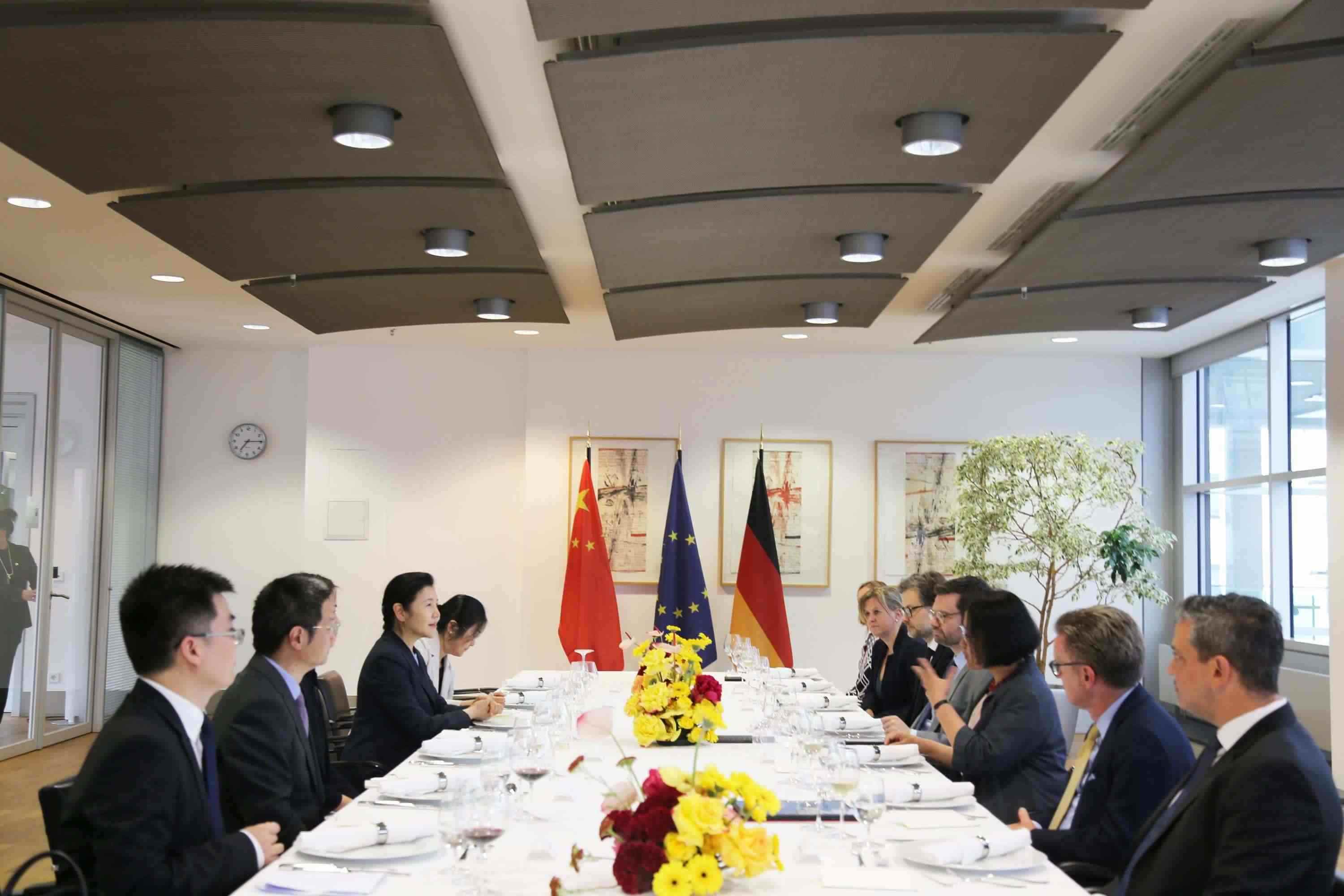 司法部長賀榮與德國聯(lián)邦司法部長布施曼舉行會談。