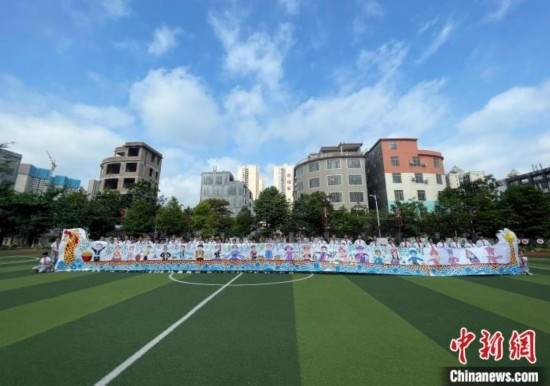 圖為學(xué)生們展示剛完成的長卷。 興業(yè)縣融媒體中心供圖