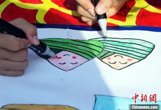 圖為長卷繪畫現(xiàn)場。 興業(yè)縣融媒體中心供圖