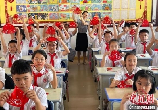 圖為學(xué)生們展示剪紙作品。 興業(yè)縣融媒體中心供圖