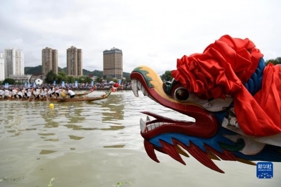 6月23日，在貴州省黔東南苗族侗族自治州施秉縣舉行的獨(dú)木龍舟節(jié)上，獨(dú)木龍舟進(jìn)行比賽。