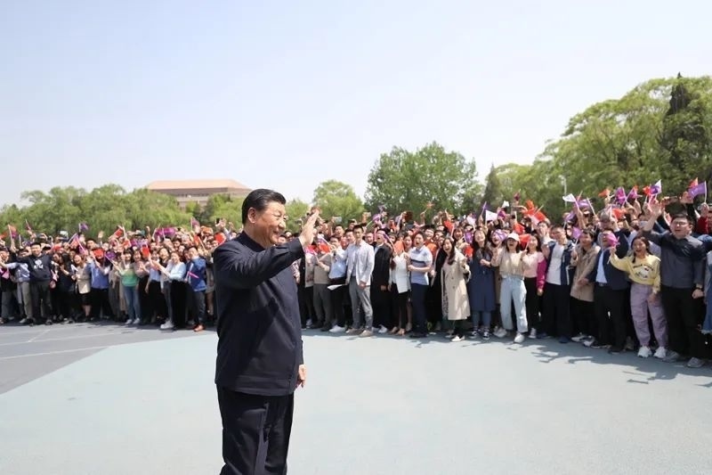 2021年4月19日，在清華大學(xué)建校110周年校慶日即將來(lái)臨之際，習(xí)近平來(lái)到清華大學(xué)考察。圖為習(xí)近平離開學(xué)校時(shí)，同師生們揮手致意。新華社記者 鞠鵬 攝