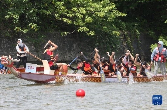 6月23日，在江蘇省宜興市舉行的龍舟競(jìng)渡賽中，參賽選手們奮力拼搏。