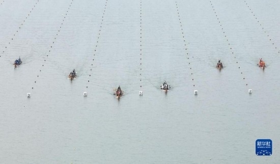 6月23日，在江蘇省泰州市水上運(yùn)動(dòng)訓(xùn)練基地，人們參加龍舟比賽（無人機(jī)照片）。
