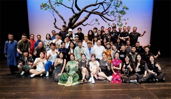 《斷金》百場(chǎng)演職人員合影。龍馬社供圖