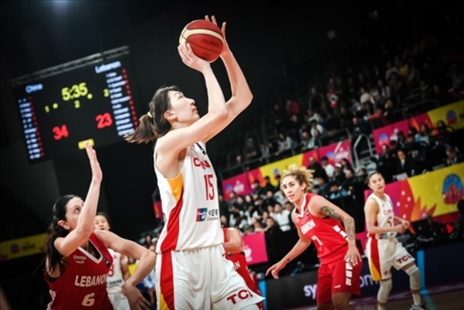 中國女籃隊員韓旭籃下進攻。圖片來源：國際籃聯(lián)