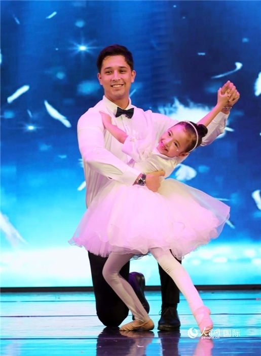父女共舞“愛的華爾茲”。人民網記者 管克江攝