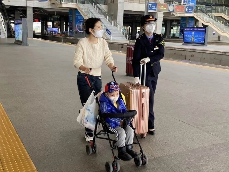 鄭海珠在站臺上引導(dǎo)旅客乘車。南昌鐵路供圖