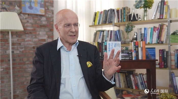 西蒙·溫切斯特接受人民網(wǎng)采訪。人民網(wǎng)記者 劉寧攝