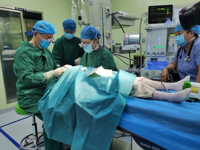 5歲的丹增貴吉正接受雙眼斜視矯正手術(shù)。人民網(wǎng)記者 李棟攝