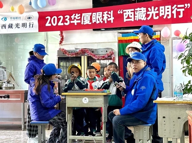 華廈眼科醫(yī)務(wù)人員對當(dāng)?shù)厣倌陜和M(jìn)行近視、弱視、斜視篩查。人民網(wǎng)記者 李棟攝