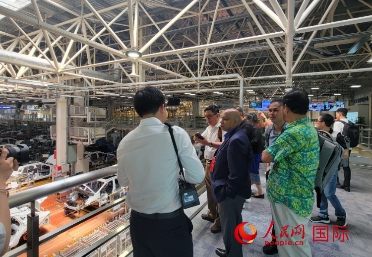 外媒記者在廣汽埃安車間參觀。人民網(wǎng) 寧玉瑛攝