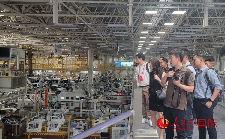 外媒記者在廣汽埃安車間參觀。人民網(wǎng) 寧玉瑛攝