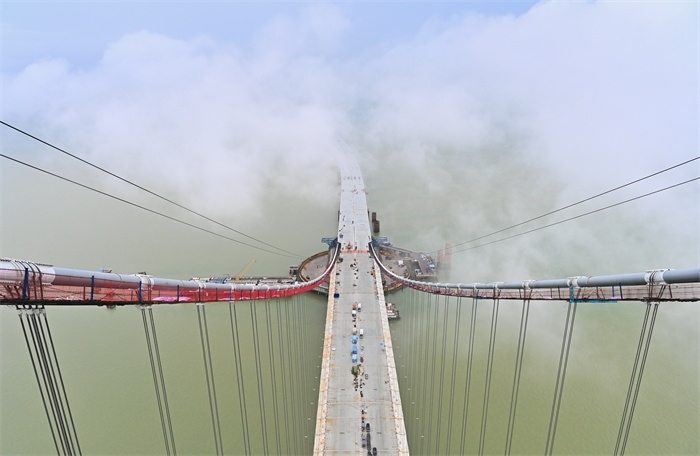 從270米高塔俯瞰深中通道伶仃洋大橋施工現(xiàn)場。（中交集團(tuán)供圖）