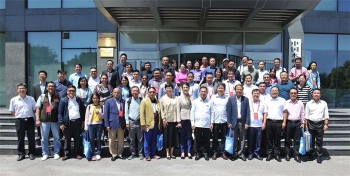 由瀾湄六國有關(guān)部門及主流媒體等組成的采訪團(tuán)與中方代表在瀾湄水資源合作中心門口合影。（瀾湄水資源合作中心供圖）