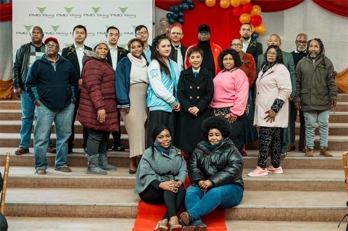 PMG礦業(yè)公司股東和管理團(tuán)隊(duì)和演講嘉賓合影。（圖片來(lái)源：廣西大錳南非PMG礦業(yè)有限公司）