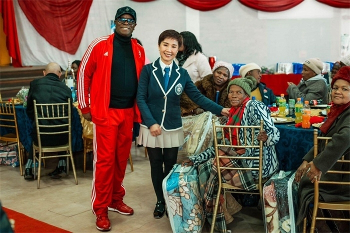 Micheal Mohala中將、黃琳與社區(qū)老人合影。（圖片來(lái)源：廣西大錳南非PMG礦業(yè)有限公司）