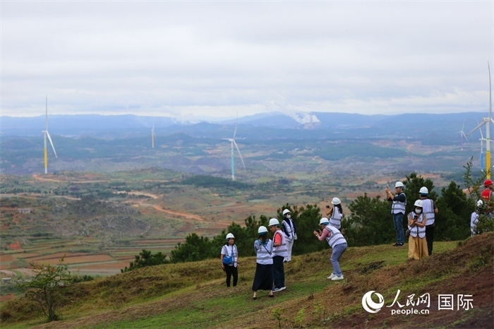 瀾湄記者團在富源西風(fēng)電基地拍照“打卡”。（人民網(wǎng) 李發(fā)興攝）