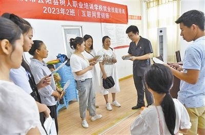  圖③：法院干警現(xiàn)場(chǎng)指導(dǎo)鄉(xiāng)村“代理家長(zhǎng)”如何正確管護(hù)留守兒童。