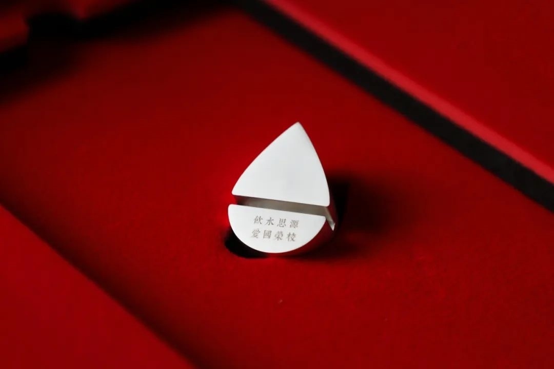 上海交通大學(xué)發(fā)布2023年錄取通知書禮盒。校方供圖