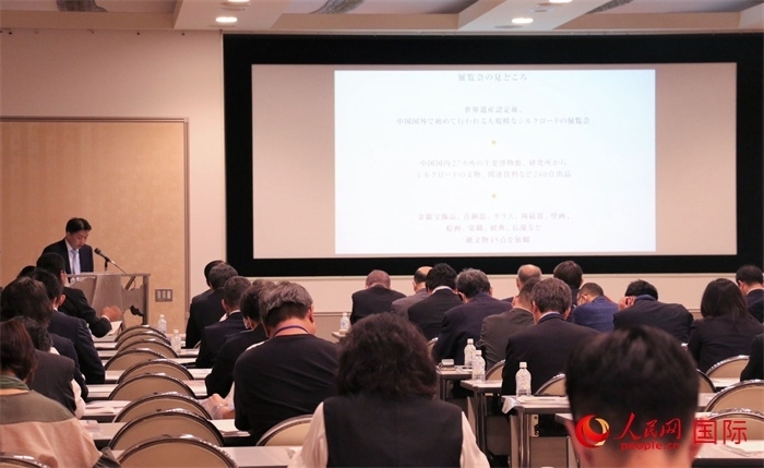 富士美術(shù)館文藝部長(zhǎng)平野賢一介紹展覽內(nèi)容。（人民網(wǎng) 許可攝）