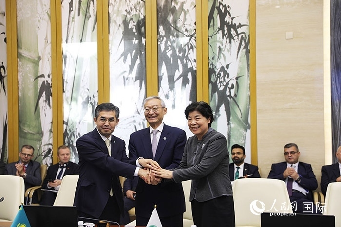 上合組織秘書處、哈駐華使館、上合組織睦鄰友好合作委員會簽署《聯(lián)合行動計(jì)劃》。人民網(wǎng) 俄布拉依攝