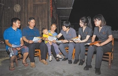 “法治屋場會”上，法院黨員志愿服務隊在給種植戶普及法律知識。