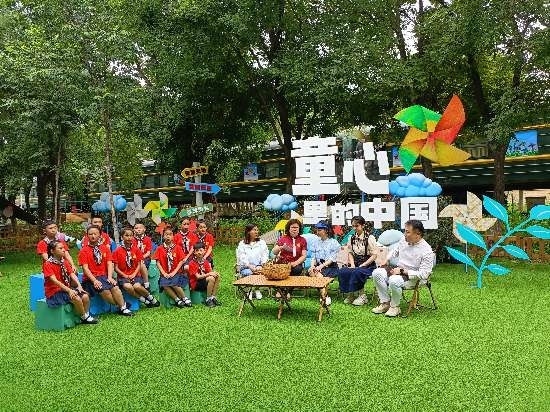 文縣東壩童聲合唱團的孩子們在央視大風(fēng)車基地錄制節(jié)目。