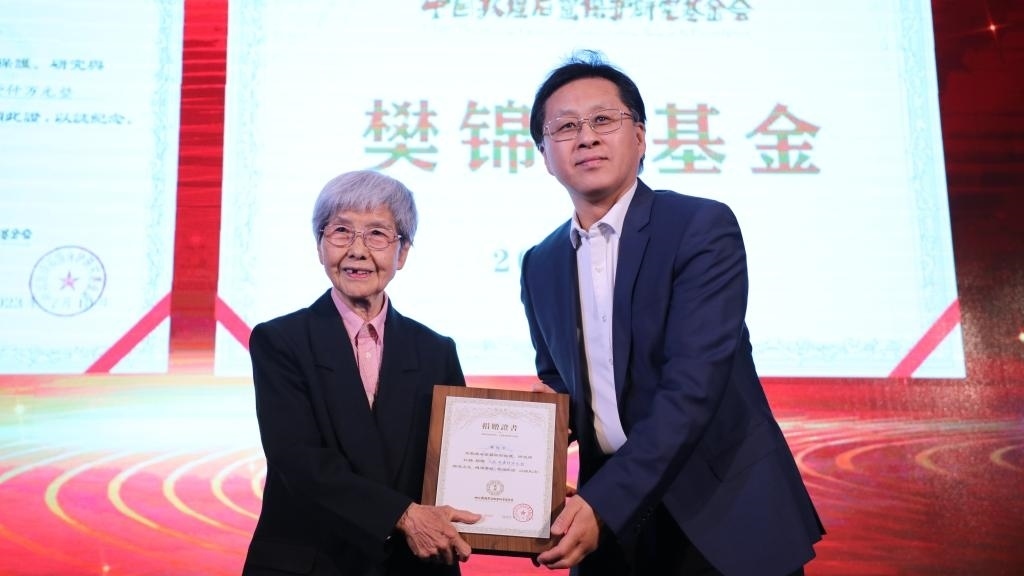 國(guó)家文物局黨組成員、副局長(zhǎng)解冰（右）為樊錦詩(shī)（左）頒發(fā)捐贈(zèng)證書(shū)。新華社記者張睿 攝