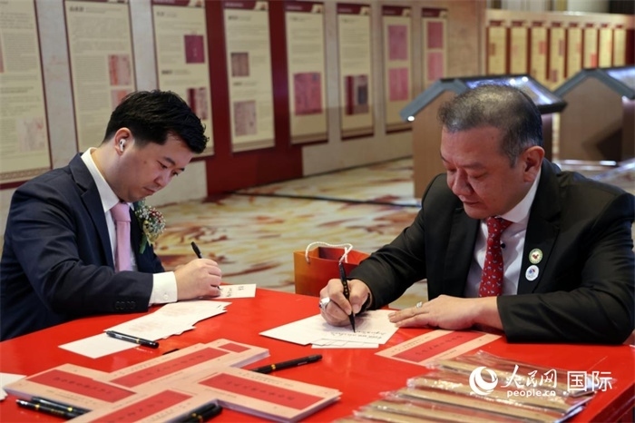 觀眾在展覽現(xiàn)場設(shè)置的體驗區(qū)手寫“批信”。人民網(wǎng)記者楊一攝