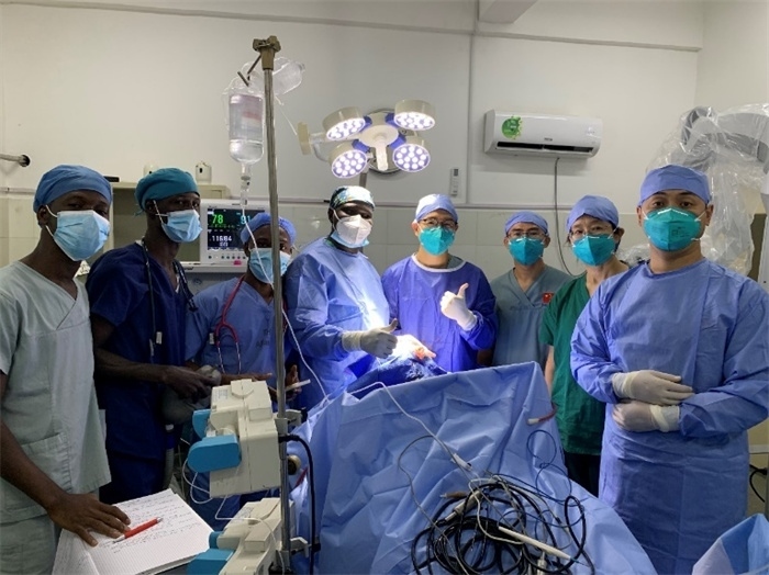 腦膿腫手術(shù)成功，全體參與手術(shù)的醫(yī)務(wù)工作者合影留念。中國第二十九批援幾內(nèi)亞醫(yī)療隊供圖