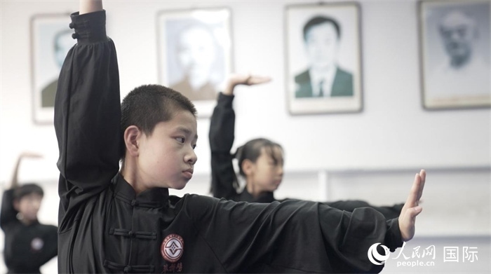正在練習(xí)劈掛拳的武術(shù)學(xué)童。人民網(wǎng)記者 袁蒙攝