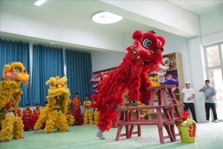 開課儀式現(xiàn)場，疏附縣第一中學(xué)舞獅隊(duì)的醒獅表演。