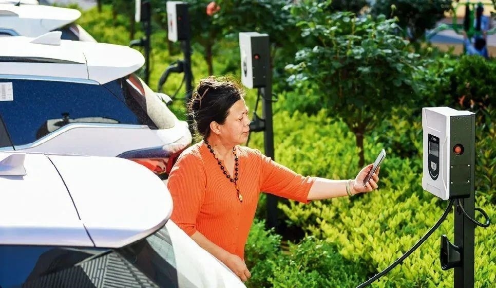 2023年5月24日，山東省膠州市新立街小區(qū)內(nèi)一位居民使用電動(dòng)汽車充電樁掃碼充電。該小區(qū)加裝各類智慧設(shè)備，打造“智慧社區(qū)”，為居民生活帶來(lái)便利。